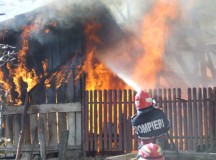 Pompierii din Sebeș au intervenit pentru stingerea flăcărilor la o casă din Căpâlna, comuna Săsciori.