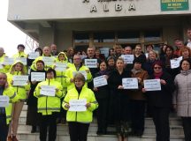 Alba: Angajatii APM si comisarii de la Garda Nationala de Mediu au protestat la Alba Iulia