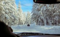 Șapte articole și dispozitive esențiale de păstrat în mașină pentru călătorii și drumeții de iarnă