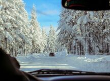 Șapte articole și dispozitive esențiale de păstrat în mașină pentru călătorii și drumeții de iarnă